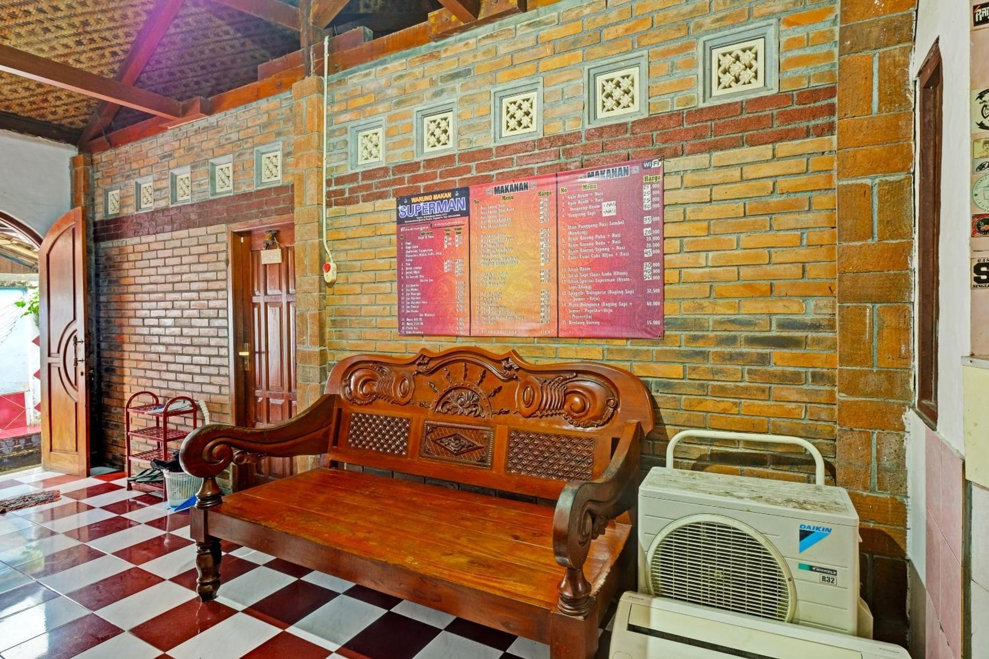 Spot On 91915 Homestay Superman 日惹 外观 照片