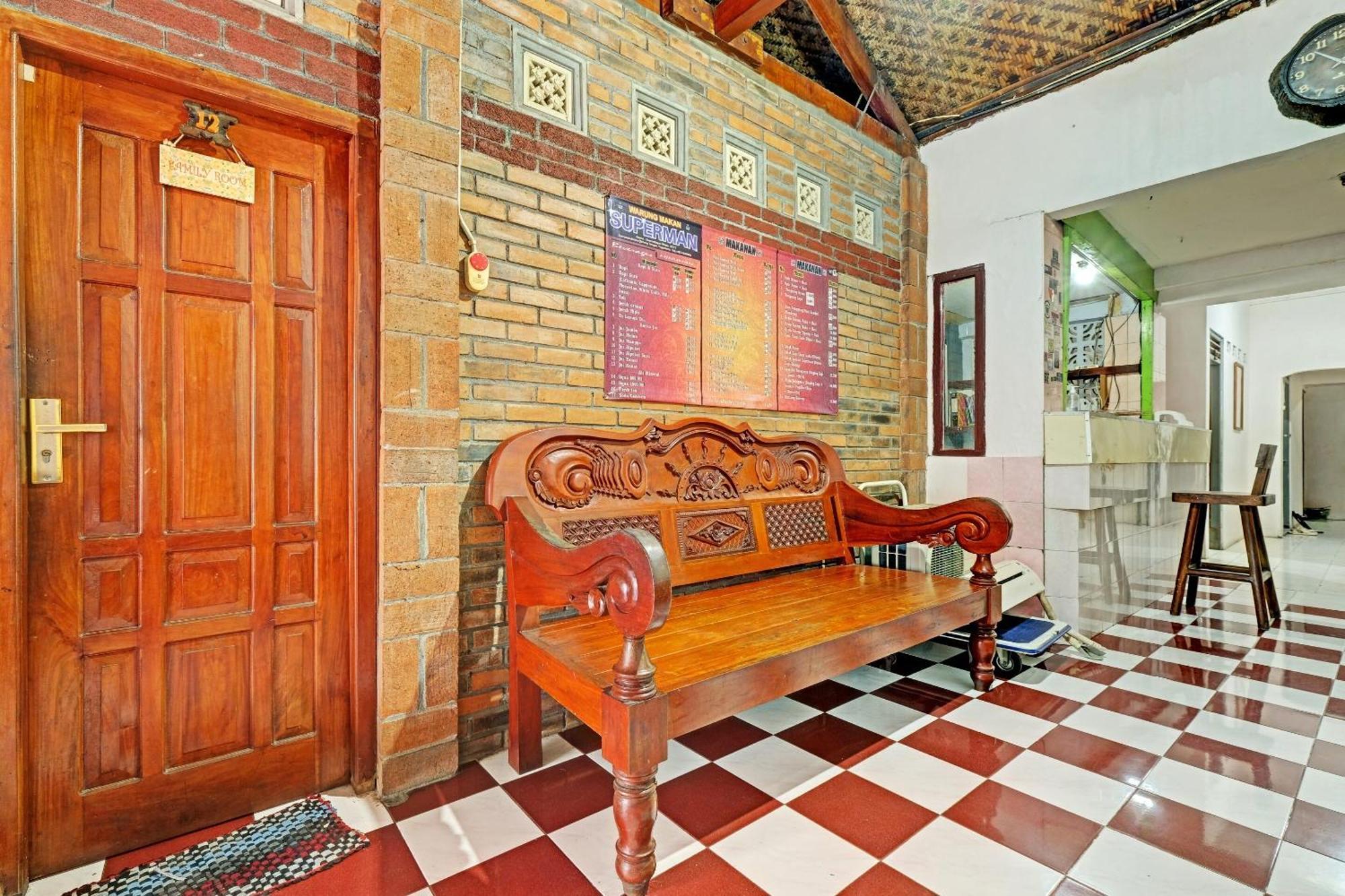 Spot On 91915 Homestay Superman 日惹 外观 照片