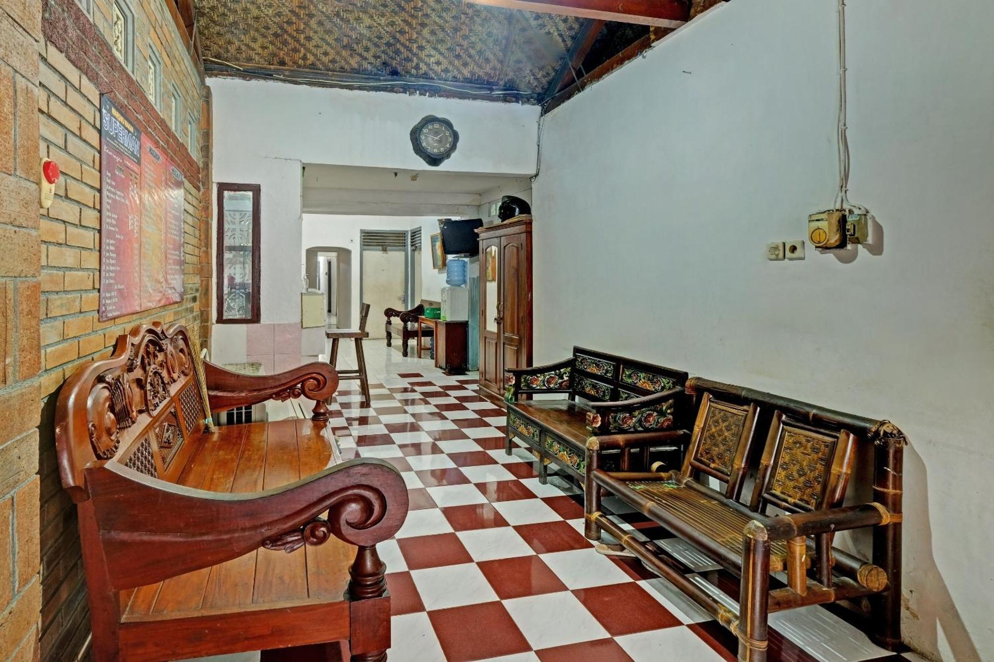 Spot On 91915 Homestay Superman 日惹 外观 照片