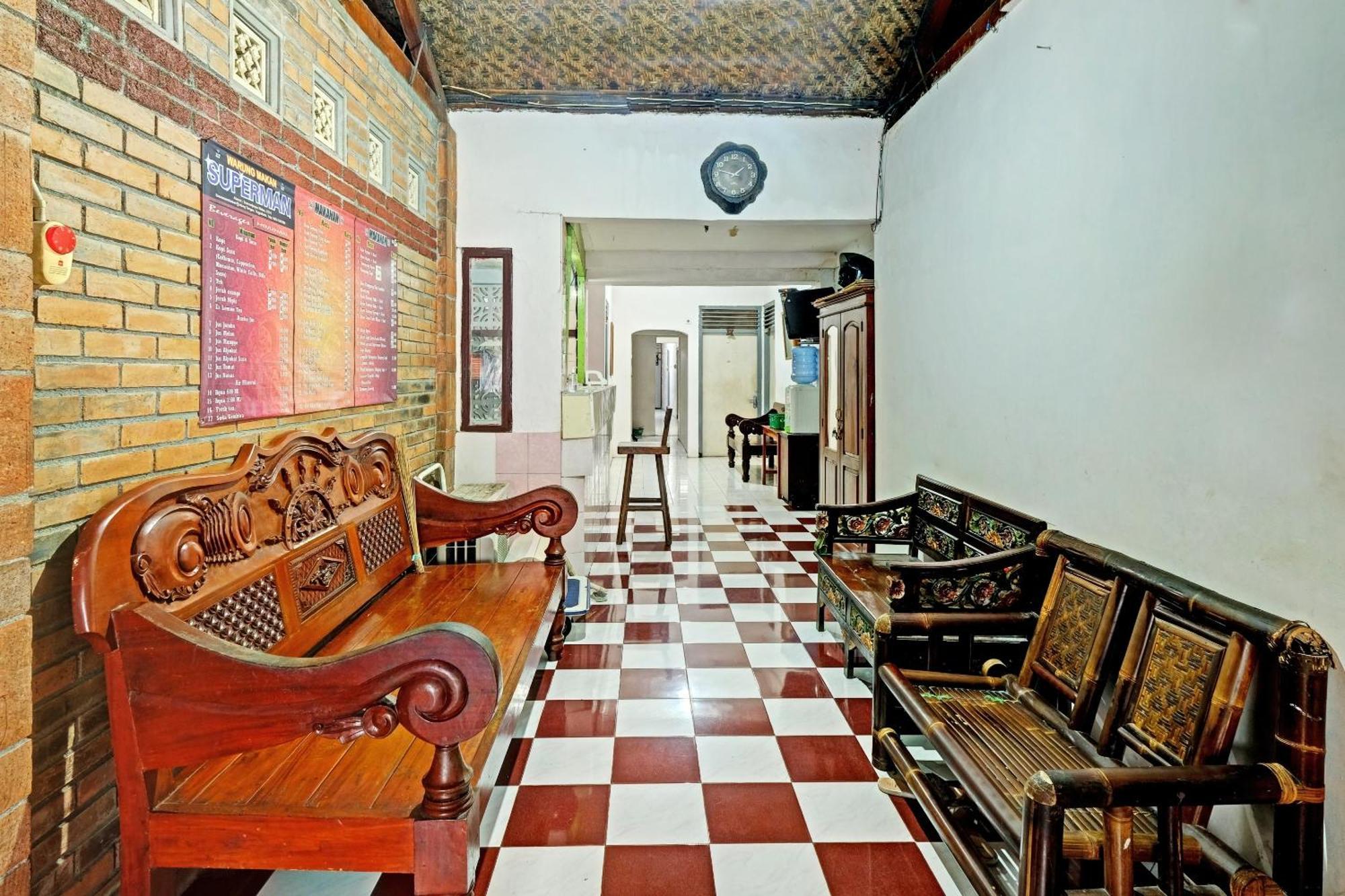 Spot On 91915 Homestay Superman 日惹 外观 照片